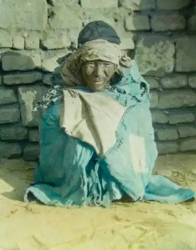 照片拍摄于清末民初期间,一名当时以乞讨为生的乞丐,足以看出当时的