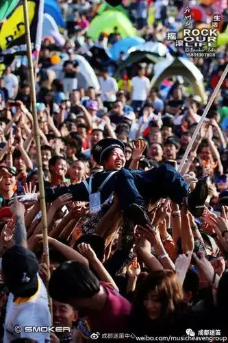 迷笛音乐节上的经典一幕:保安跳水/摄影:闫珉