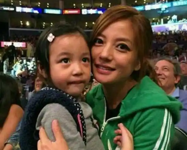 赵薇女儿11岁近照遗传妈妈的浓眉大眼终于有人能演小燕子了