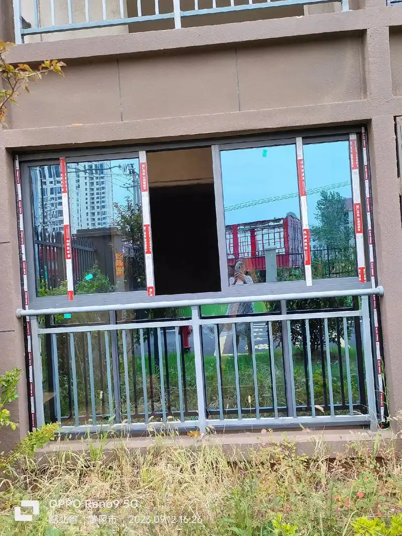 门窗安装效果图 一楼用推拉窗加福特蓝玻璃,真的是好看又实用 - 兑趑