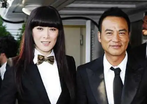 任达华在《古惑仔》中饰演蒋天生,他的妻子是著名模特琦琦,50岁依旧