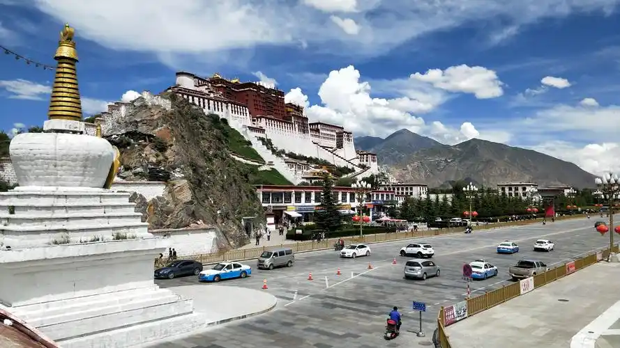 这是正面拍的布达拉宫全景.