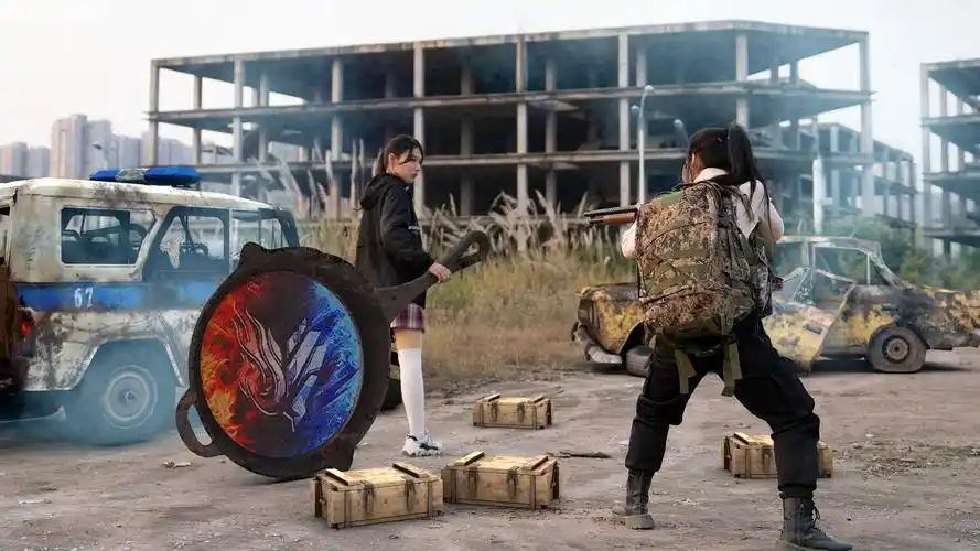 和平精英真人版:职业联赛锅王柒大战老6,队友遇袭自瞄神仙