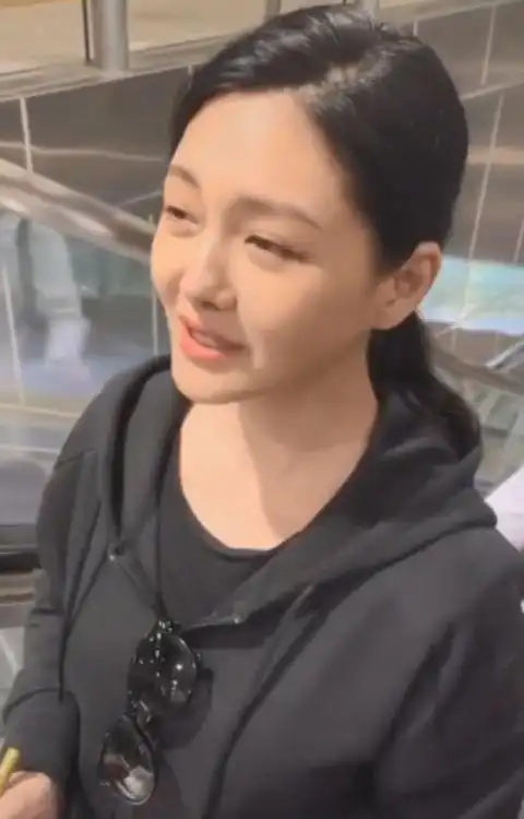 44岁大s暴瘦后素颜出镜皮肤状态被夸赞发缝宽大疑秃顶