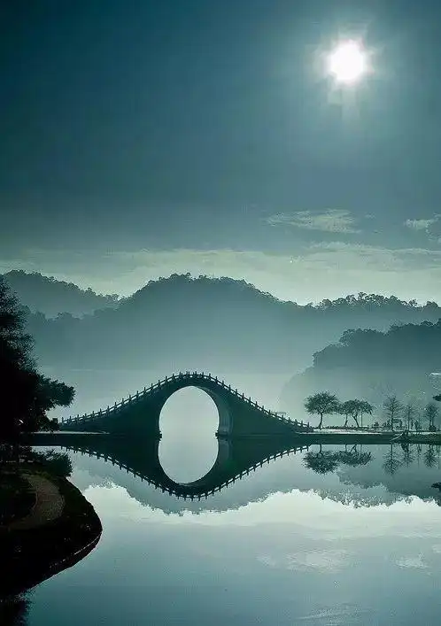 悠悠的歌声,一开始就让人们感受到诗一般的意境:"月亮—小桥—小船