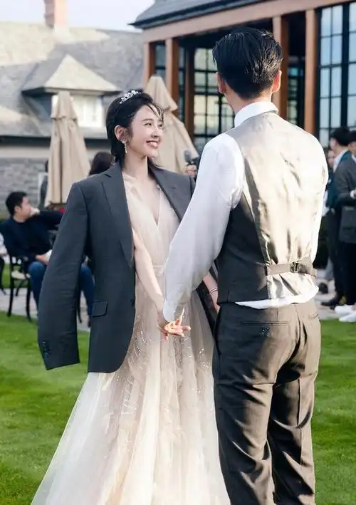 唐艺昕挺大肚出游,张若昀紧盯孕肚超级宠溺,两细节透露胎儿性别