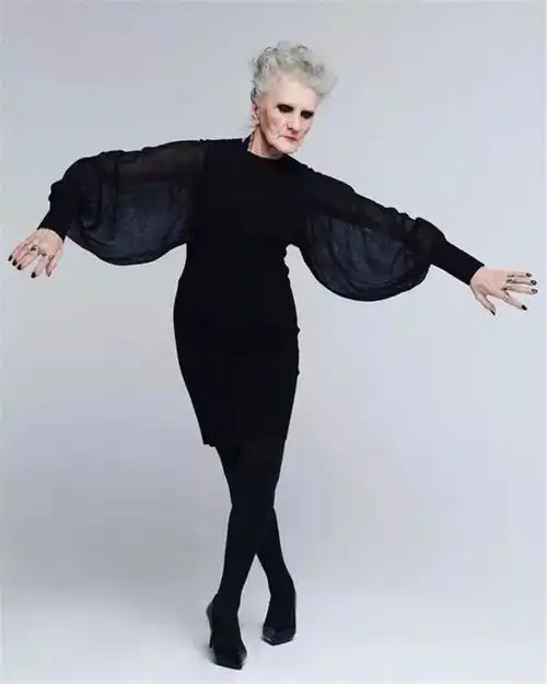 这种银发造型,仿佛是一种独特的恩赐,也成为一种独到的时尚美感.