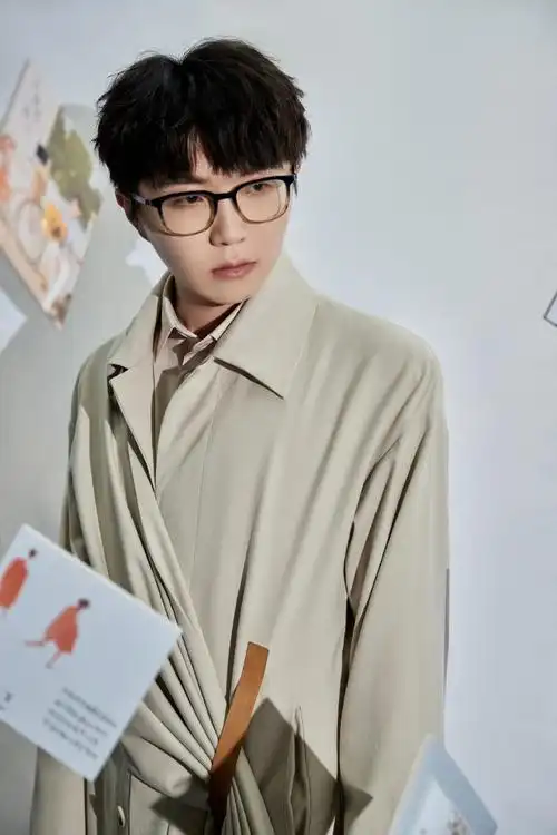 毛不易说从来没有觉得自己不平凡过##时光金曲演唱会##毛不易在烟雾