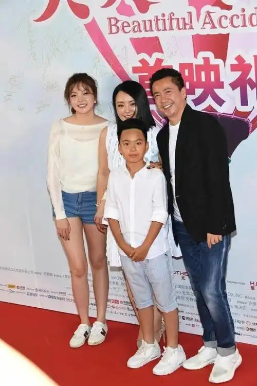 王中磊一家四口同框女儿模样老成不像小姑娘儿子一脸憨憨样