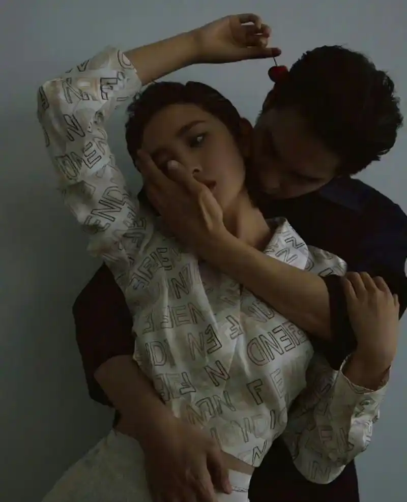 张若昀唐艺昕拍双人杂志好甜# #张若昀唐艺昕甜蜜樱桃吻#  这对cp