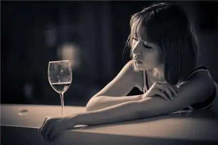 虽然他们不是很在意过往的人,但是深夜难免想起一些曾经美好的事情