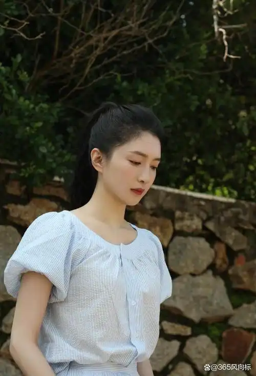 江疏影美照造型流出,卷发造型搭配吊带裙,身材性感魅力