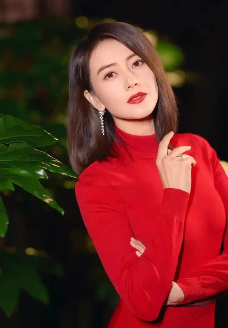 优质作者榜# 知性女神高圆圆,一袭粉红套裙和齐肩短发尽显东方魅力.