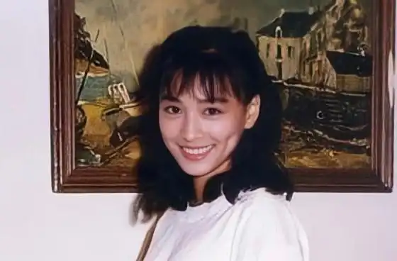 从酒窝女神到坐拥17亿大厦张庭经历了什么