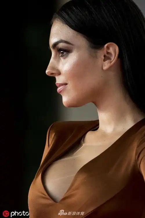 c罗女友乔治娜亮相时尚活动曲线相当撩人