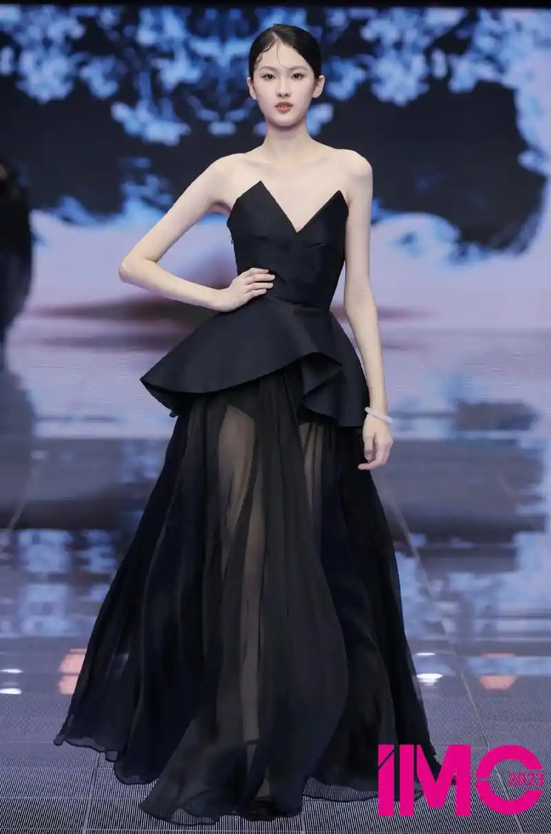 上海模特大赛.#上热门话题  #t台走秀 #上海时装周 #模 - 抖音