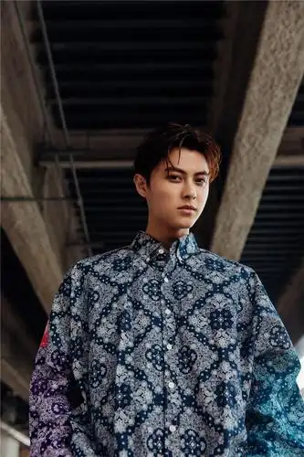 王子邱胜翊发布元气街拍 复古时尚引领穿搭风尚