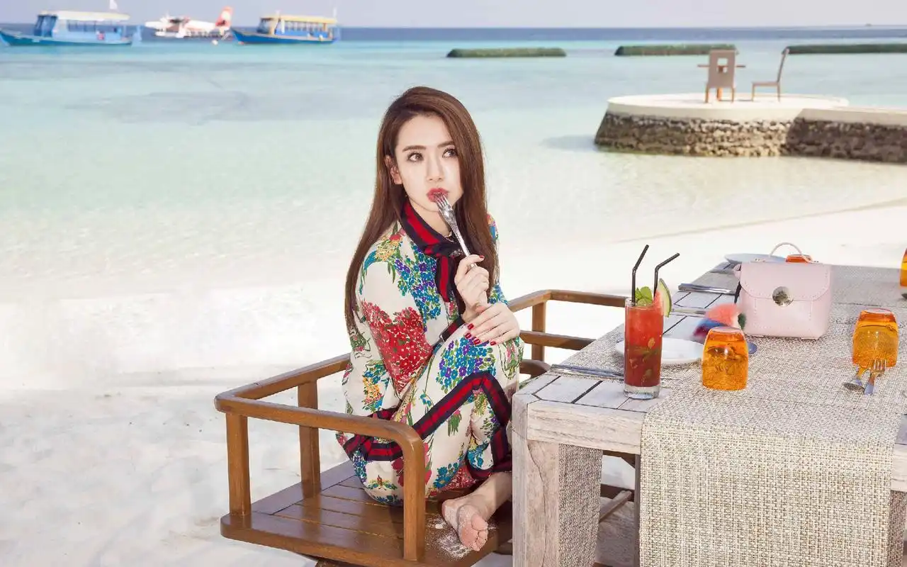 戚薇沙滩旅拍写真高清桌面壁纸