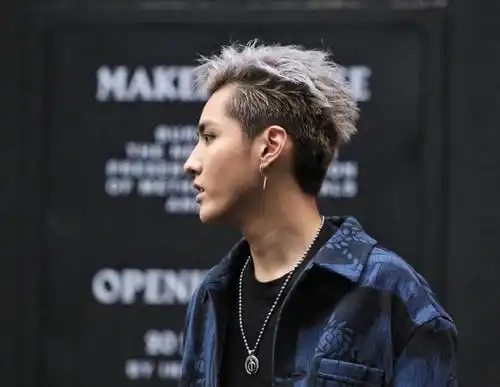 吴亦凡鹿晗自拍,"牛鹿"同款金发回归韩式造型,粉丝们都看哭