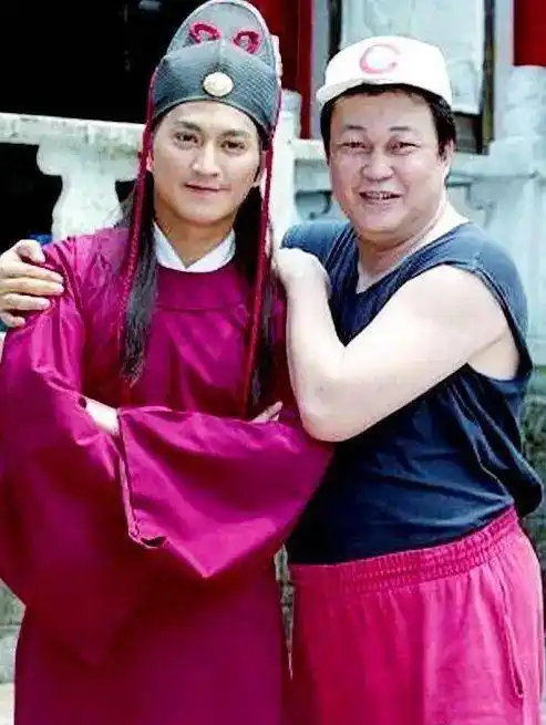 港星真不会老,62岁何家劲状态年轻似小伙,定居惠州开厂身价过亿