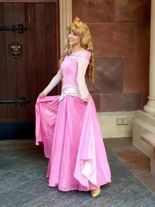 去年去上海迪士尼乐园,看见这位睡美人公主一下子就被惊艳到了,真实比
