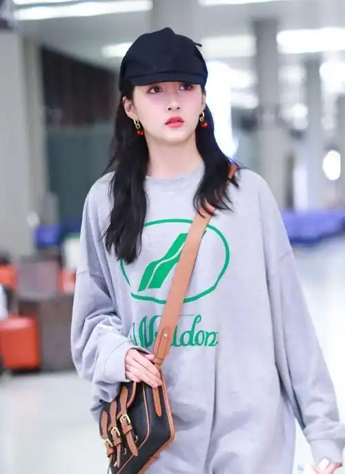 23岁关晓彤不怕冷,穿卫衣破洞裤现身机场,化淡妆五官精致迷人
