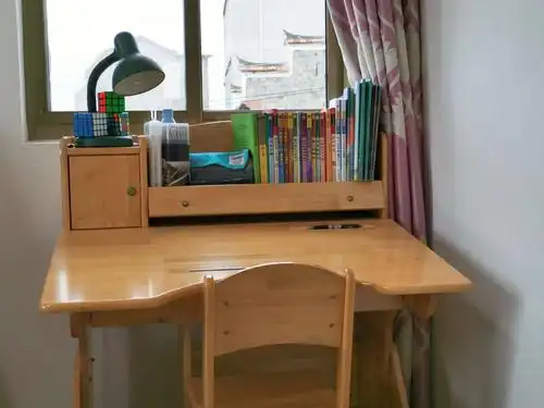 房间一角的书桌