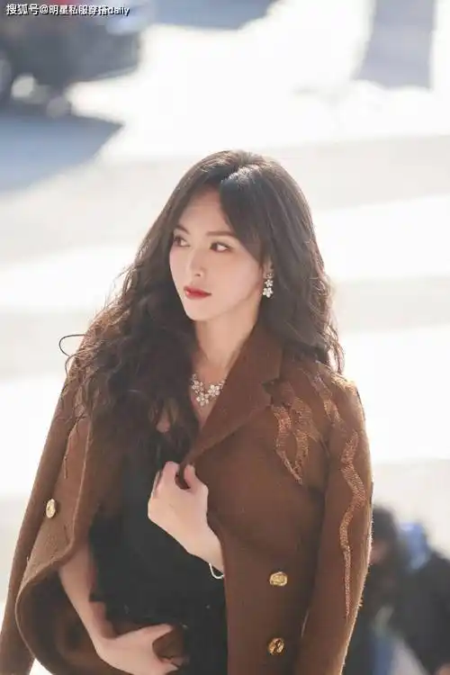 唐嫣小羊毛卷也太美了!一身黑内搭复古高领毛衣牛仔裤