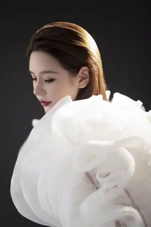 邱意浓迷幻写真曝光 缱绻光影散发魅惑气息-影圈焦点新闻的专栏