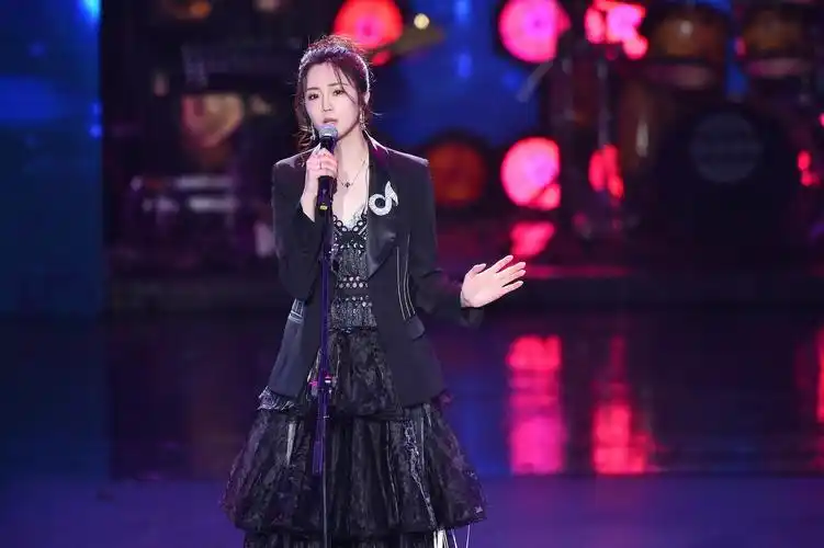 北京卫视2019《跨界歌王》跨界盛典来袭群星璀璨 刘涛深情献唱《爱我