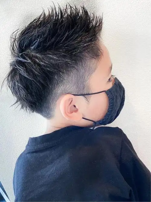 儿童发型设计焕发出新的生机,各种独特,时尚而又耐看的发型成为小男孩