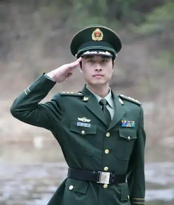 这是武警07式警官礼服.