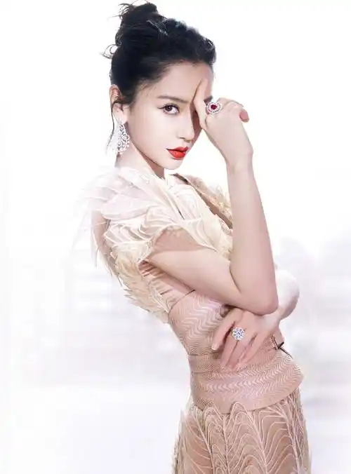 女神angelababy最新流动花瓣鱼尾裙亮相,网传:已经离婚_衣柜_事件