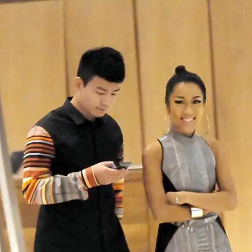 就这样,吉克隽逸顺利的把"贵人"变为了"男友",而刘石坚作为北京酒吧的