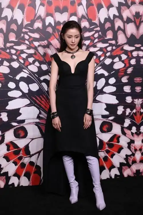 张天爱真是太撩人了穿v领长裙无表情都很美真是高级又迷人