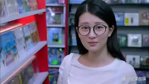 《欢乐颂》中乔欣饰演的关雎尔性格温柔,家境中产,自己在大公司上班