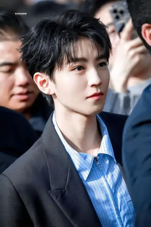 周看秀合照#只知道王俊凯在大秀前一天和cl创始人骑摩托车载着逛巴黎