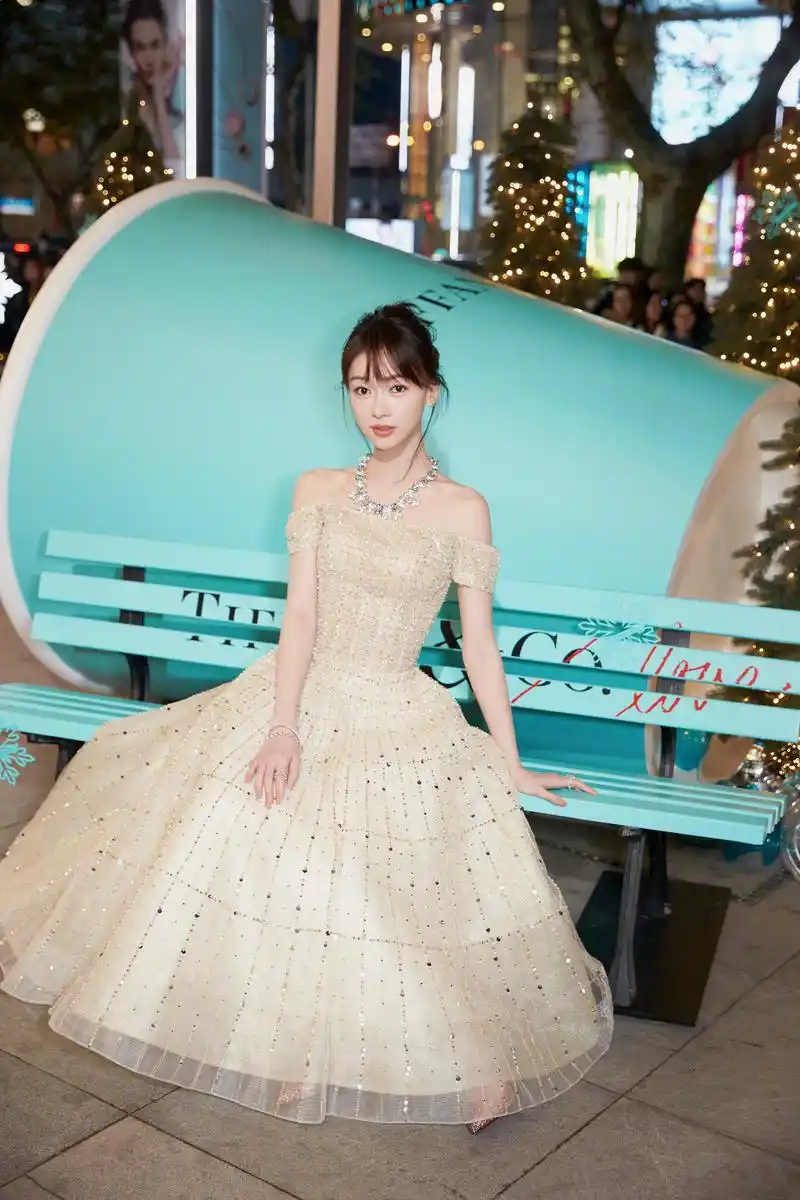 演员吴谨言现身品牌活动,金色一字肩公主风礼服裙尽显优雅,细碎刘海