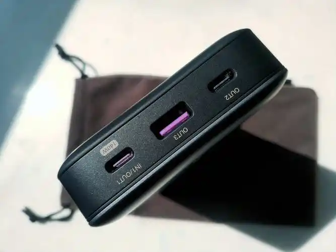 接口方面,设置了1个usb-a接口和两个type-c接口.