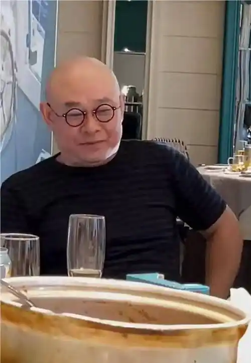 歌手刀郎身材发福留光头认不出,疑似因被同行排挤退出歌坛太遗憾_音乐