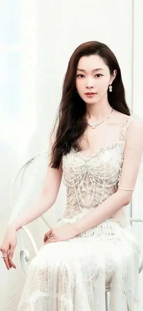 此后,宋轶在多部电视剧中展现了出色的演技,如《伪装