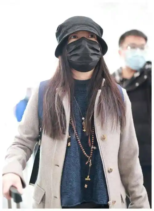 2021年8月底,赵薇的作品一夜之间被全网下架,成为被各大平台雪藏的