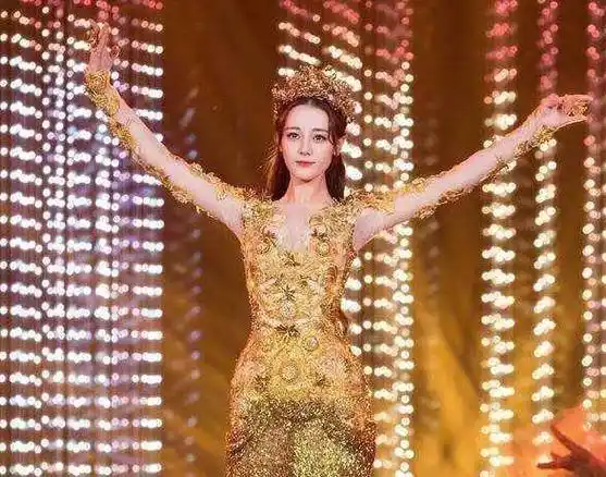 杨紫不参加金鹰节一身轻松!