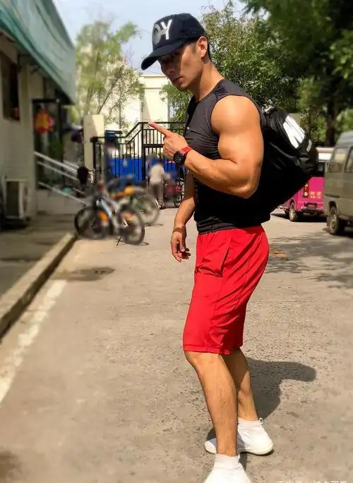 戏里戏外都是包裹不住的肌肉男这位新晋影视硬汉岂是帅能形容