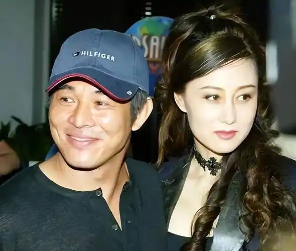 不如胸脯四两"但港媒的那句调侃,时至今日还如雷贯耳:李连杰与利智的