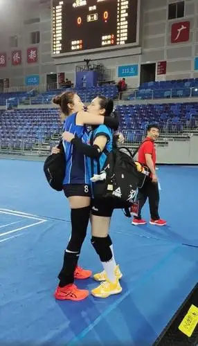 女排俩奥运冠军亲密拥抱!张常宁龚翔宇休战,场边见证球队完败