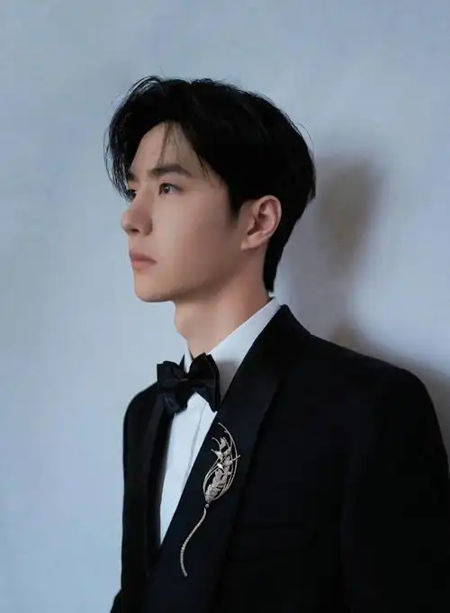 青年演员王一博身着黑色西装沉稳干练,佩戴chanel臻品珠宝les bl07s