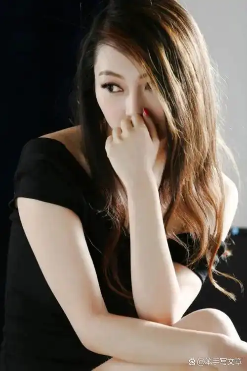 气质女神驾到!绝美侧颜杀,一袭黑色露肩装,长发飘飘,神秘又妩媚.