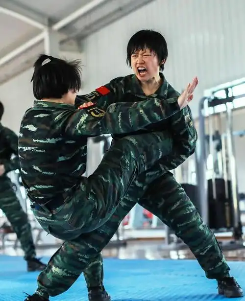直击武警特战女兵搏击训练一般人连三秒都顶不住