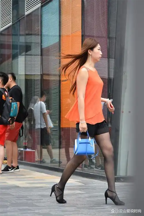 我曾经讨厌"黑丝",直到看了上海街拍,才发现它的魅力所在!